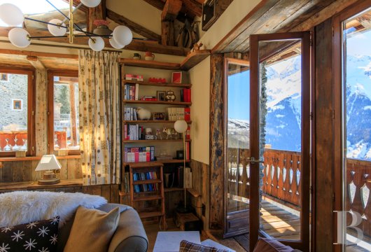 En Savoie, dans un hameau de la vallée de la Tarentaise, un grand chalet traditionnel rénové avec soin - photo  n°11